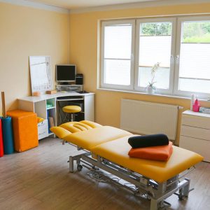 Raum-gelbe-Liege-Physiotherapie-Hofemann